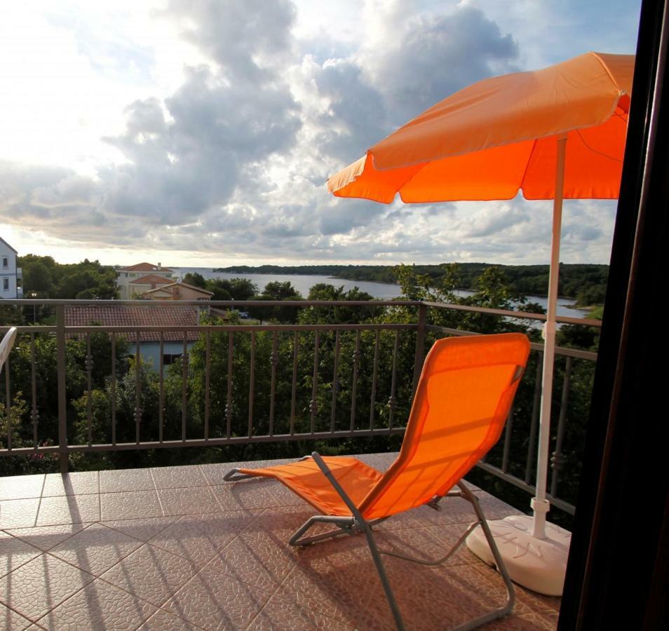 Apartment In Funtana With Seaview, Balcony, Air Condition, Wifi Dış mekan fotoğraf